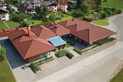 Aká je najlepšia strecha pre školy a univerzity?